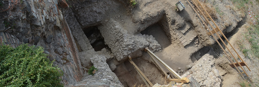 A Várhegy romjainak régészeti feltárása